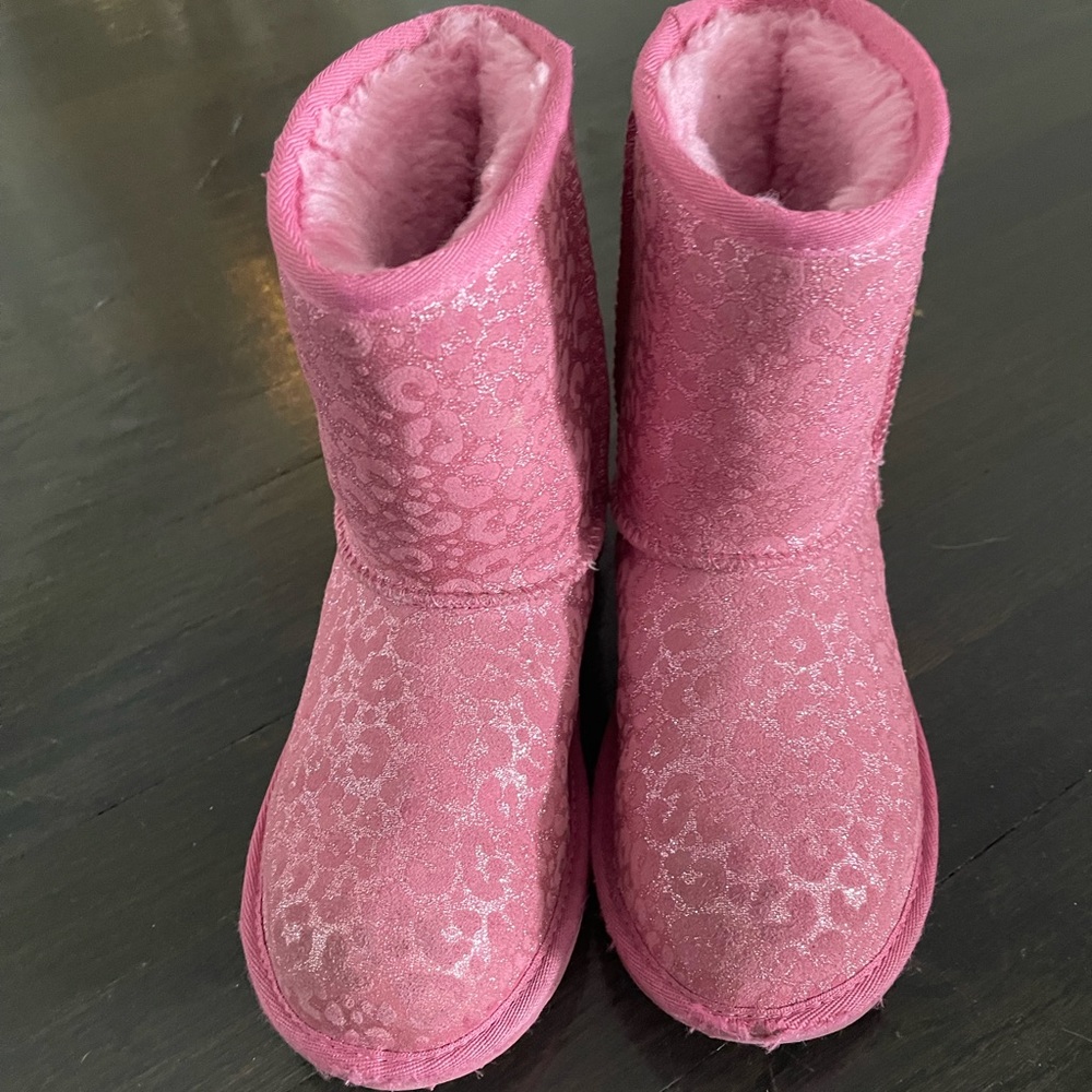 Pre-loved barely worn UGG water resistant kids pink boots.